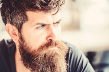 Sakallı adam yalnızlık hisseder. acımasız erkeğin berbere ihtiyacı var. beklemek ve tonuk. düşünceli adam açık. Yüz cilt bakımı. Sakallı olgun hipster. Kendine güvenen ve yakışıklı Brutal adam