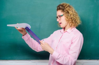 Bilgiye doğru. Yeni okul yılı. Kız sınavlara hazırlanıyor. Okuldaki kız öğretmen. rapor projesi. Okula dönüyorum. Belge dizini olan öğretmen. Kara tahtada gözlüklü bir öğrenci.