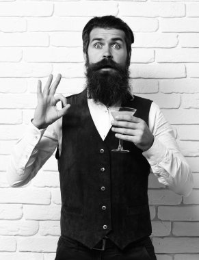 Şaşırdım sakallı, yakışıklı adam.