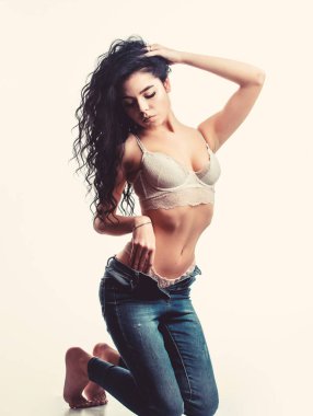 Özgür ve emin hissediyorum. mükemmel vücudu ile kadın rahatlayın. Erotik Oyunlar. Beyaz üzerinde izole. moda güzelliği. Diyet ve fitness... kot pantolon ve sutyen seksi kadın. kıvırcık saçlı şehvetli kız. Esnek gövde