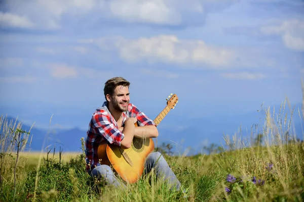 Musik för livet. countrysång. sexig man med gitarr i rutig skjorta. hipstermode. Glad och fri. cowboykille med akustisk gitarrist. Västra camping och vandring — Stockfoto