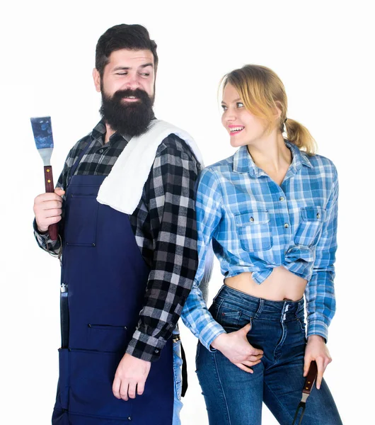 Skäggig hipster och flicka hålla matlagning redskap vit bakgrund. Picknick och grill. En grillfest på bakgården. Matlagning tillsammans. Väsentliga grillrätter. Familjen gör sig redo för grillning — Stockfoto