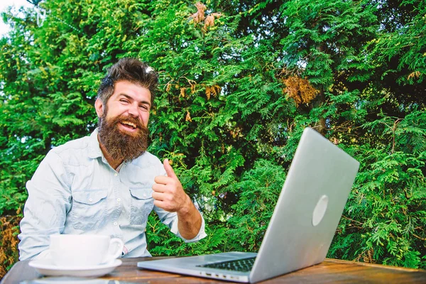 Wifi und Laptop. Kaffee trinken und schneller arbeiten. bärtiger Mann erfolgreicher Freiberufler. Remote-Job. freiberufliche Tätigkeit. Guter Ausdruck von Arbeit. Gut gemacht. Hipster mit freiberuflicher Tätigkeit beschäftigt — Stockfoto