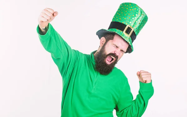 Frigöra sina känslor. Irländska mannen med skägg bär grönt. Hipster i leprechaun hatt och kostym. Skäggig man firar Sankt patricks dag. Glad saint patricks dag. Stark och grön — Stockfoto