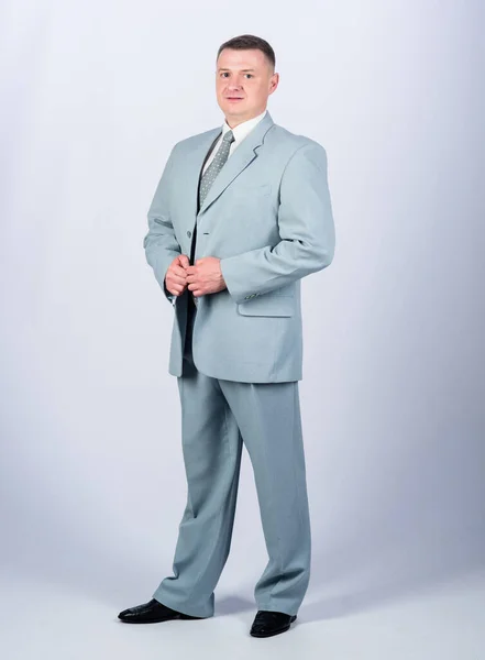 Hochzeitsgesellschaft. Geschäftsmann. Büroleben. Multimillionär. Selbstbewusster Mann. Modernes Leben. formale Mode und Dresscode. formelle Party oder Tagung. Unternehmer. Mann Business-Anzug. Hochzeit — Stockfoto