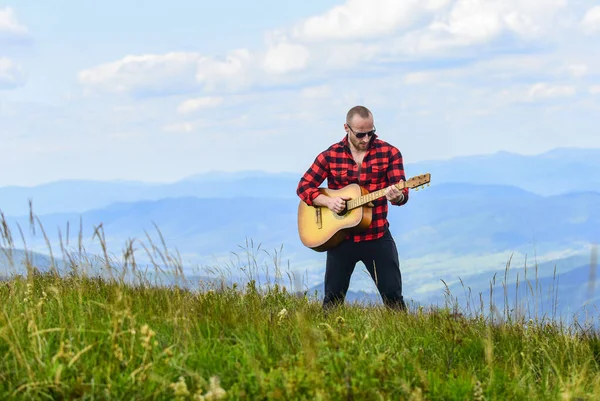 Dein Lieblingsradio. Westerncamping und Wandern. glücklich und frei. Cowboy-Mann mit Akustik-Gitarrist. Countrymusik. sexy Mann mit Gitarre im karierten Hemd. Hipster-Mode — Stockfoto