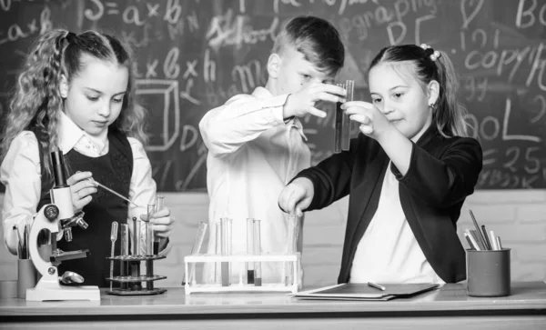 Наука про хімію. Маленькі діти вчені заробляють хімію в шкільній лабораторії. біологічні експерименти. Маленькі діти. Наука. Лабораторний мікроскоп і випробувальні трубки. Дихання життя в хімії — стокове фото