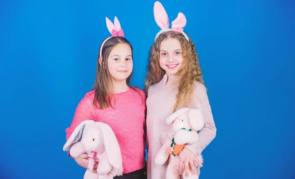 Frühling feiern. Frohe Ostern. Eiersuche. Familie und Geschwisterschaft. kleine Mädchen mit Hasenspielzeug. Frühlingsfest. Kinder in Hasenohren. bereit zum Feiern. mit Freunden. Frühlingsstimmung — Stockfoto