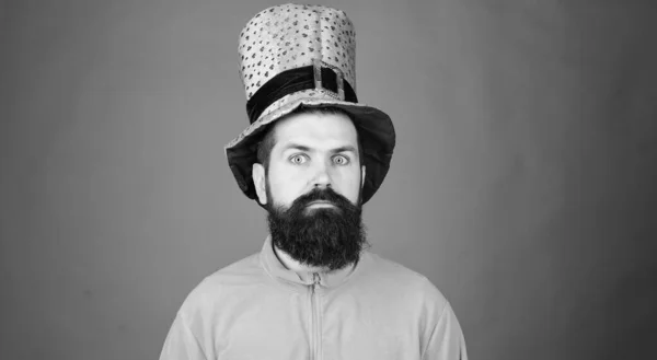 Choqué et heureux. Joyeuse fête des saints. Homme barbu avec les yeux grands ouverts célébrant saint patricks jour. Hipster en chapeau et costume de lutin. Irlandais barbe verte — Photo