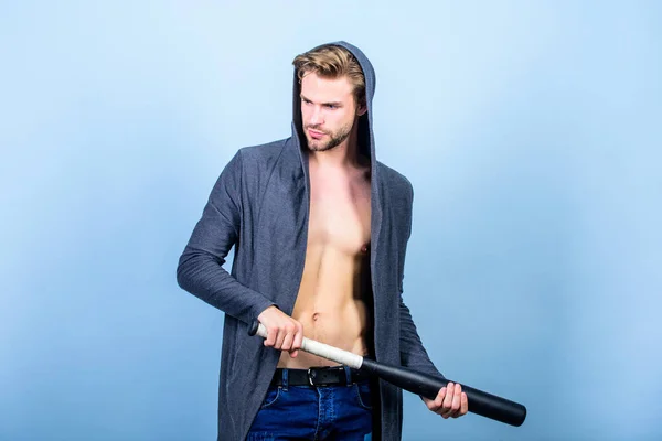 Hooligan-Mann schlägt zu. Banditenbande und Konflikt. Aggression und Wut. Mann mit Baseballschläger. Sexy muskulöser Mann kämpft. Sport treiben. voller Energie. Sport. Zufrieden mit seiner Arbeit — Stockfoto