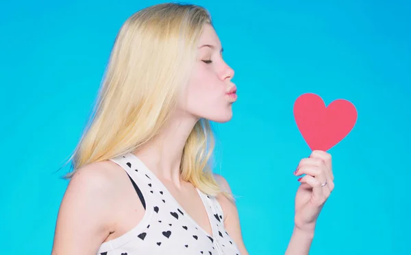 Amor e romance. Mulher menina alegre segurar coração namorados decoração. Dia dos Namorados desconto. Dia dos Namorados às compras. Celebre o dia dos namorados. Louco de amor. Menina romântico humor sonho sobre data — Fotografia de Stock