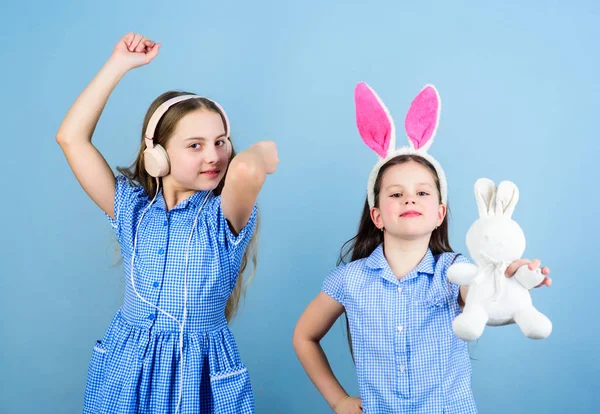We believe in Easter bunny. Adorable little girls preparing for Easter celebration. Happy family celebrating Easter together. Happy Easter — Stock Photo, Image