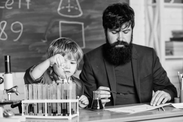 biyoteknoloji araştırma konsepti. Bilge -lik. Okula geri dön. Formül. organik kimya laboratuvarında deneyler. öğretmen adam ile küçük çocuk. Okulda oğlu ve babası. Eğitim bize yaşam tarzını öğretir.