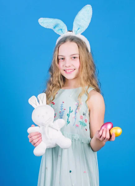 假日兔子女孩与长兔子耳朵。孩子可爱的兔子服装。复活节快乐。好玩的宝宝庆祝复活节。春假。快乐的童年。准备好迎接复活节了儿童复活节活动 — 图库照片