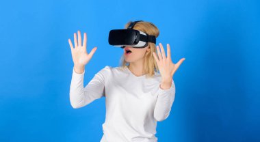 Kavramsal ağ çizgileri olan sanal gerçeklik kulaklığı kullanan genç bir kadın. Şaşırmış genç bir kadın VR deneyimi sırasında havaya dokunuyor. Stüdyoda sanal gerçeklik gözlüğü takan güzel bir kadın..