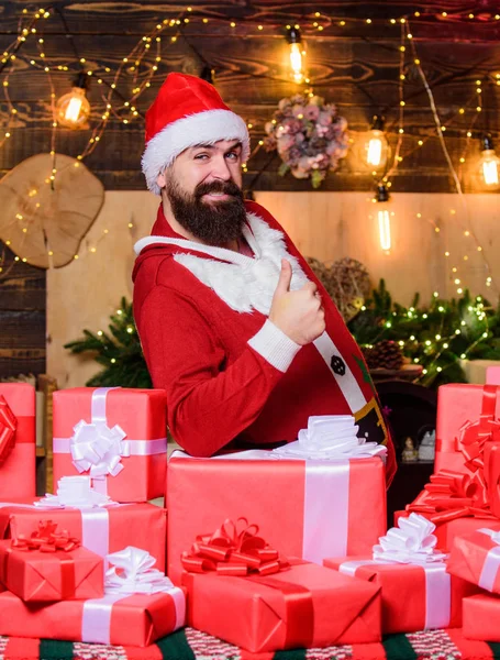 Verwachten is atmosfeer voor wonderen. Geef groot applaus voor Nieuwjaar. De baard van de Kerstman. Vrolijke Kerstman met cadeaus. Versier uw kerst met vreugde. Vakantie gevuld met plezier. Man draagt Kerstman kostuum — Stockfoto