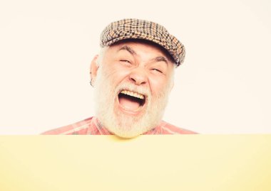 özgür ve mutlu. Alanı yatıştıran bilgileri kopyalayın. retro şapkalı mutlu olgun adam. Reklam. Kıdemli sakallı adam afiş üzerinde yer duyuru. iş arama. Yardıma ihtiyacım var. Reklam dükkanı