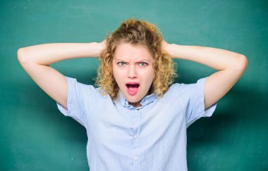 Yorgun eğitimci pes etti. Stresli bir iş. Stres atma yöntemleri. Stresli bir iş. Öğretmen tapılası bayan tahtadan tedirgin olmuş. Öğretmenlik zor ve streslidir. Aptallıktan yoruldum.