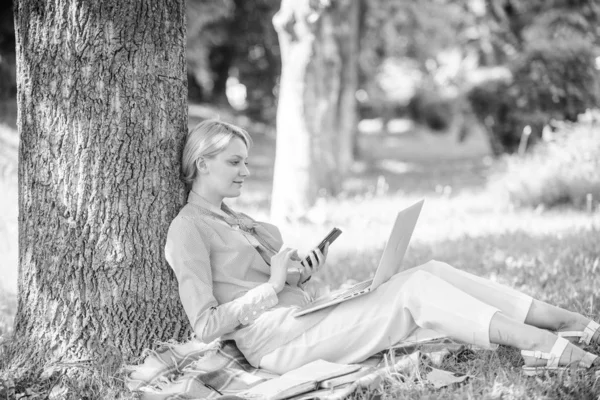 Mujer con laptop y smartphone trabajando al aire libre. Chica utilizar la tecnología moderna para los negocios. La tecnología moderna da más oportunidades para realizar su potencial. Utilizar la tecnología digital de oportunidad —  Fotos de Stock