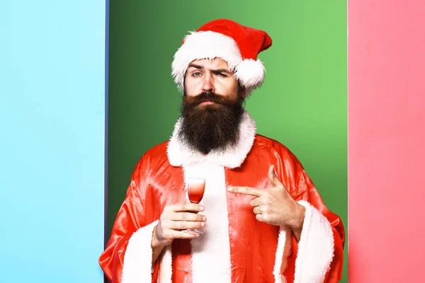Серьезный бородатый Санта Клаус человек с длинной бородой на серьезном лице — стоковое фото