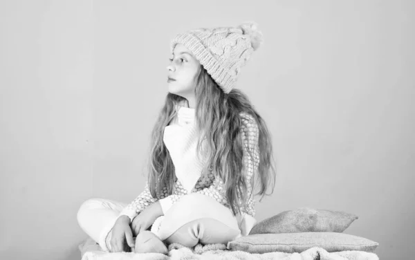 Enfant cheveux longs chapeau de laine chaud profiter chaud. Enfant fille porter bonnet chaud tricoté relaxant fond rose. Mode d'hiver vêtements chauds concept. Accessoires chauds qui vous garderont confortable cet hiver — Photo