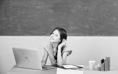 Eğitici içerik. Schoolgirl internette sörf yapıyor. Online kurs. Ev ödevi yapın veya oyun oynayın. Video dersi izliyorum. Online okul. Online eğitim. Uzaktan eğitim. Öğrenci çalışması dijital teknoloji