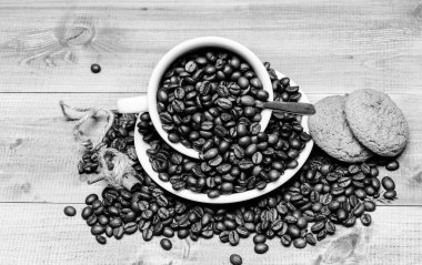 Fincan tam kahve kahverengi kavrulmuş fasulye mavi ahşap arka plan. Kafein konsepti. Cafe içecekler menüsü. Yulaf kurabiyesi ile kahve molası. Taze kavrulmuş kahve çekirdekleri. İlham ve enerji şarjı için içecek