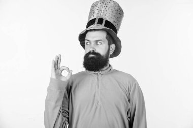 Gesturing ok işareti. Sakallı adam Saint Patricks günü kutluyor. Mutlu aziz Patricks Günü. Sakallı, yeşil giyen İrlandalı bir adam. Leprikon şapka ve kostüm hipster