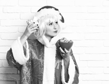 Çok tatlı seksi Noel Baba kız ya da gülümseyen esmer kadın.