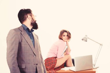 Okul zamanının etkin yönetimi. Masabaşında oturan okul öğretmenine bakan bulanık adam. Sevimli işletme fakültesi profesörü işinde teknoloji ve bilgi kullanarak. Okul konseptine geri dön