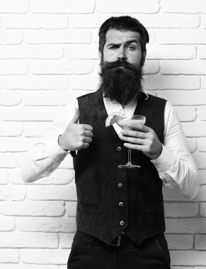 Uzun sakallı ve bıyıklı yakışıklı bir adam.