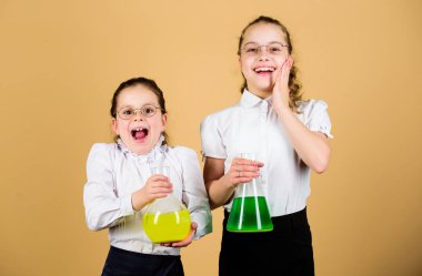 Laboratuvarda bilim araştırması. Bilgi ve eğitim. Çocuklar biyoloji dersinde ders çalışıyor. Okula dönüyorum. Küçük akıllı kızlar deney matarası ile. Kızlar araştırmaya bayılıyorlar. iyi araştırma sonuçları