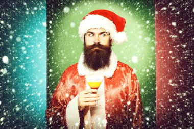 Komik sakallı Noel Baba komik suratlı elinde bir bardak alkolle