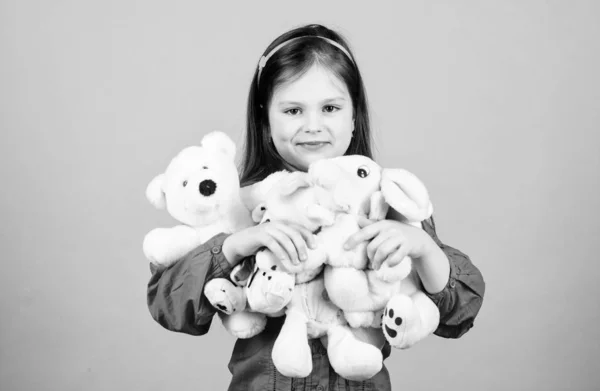 Spielzeugladen. Kindertag. bester Freund. umarmt einen Teddybär. kleines Mädchen beim Spielen im Spielzimmer. glückliche Kindheit. Geburtstag. kleines Mädchen mit Stoffbär-Spielzeug. Kinderpsychologie. Hier bin ich. hallo. — Stockfoto