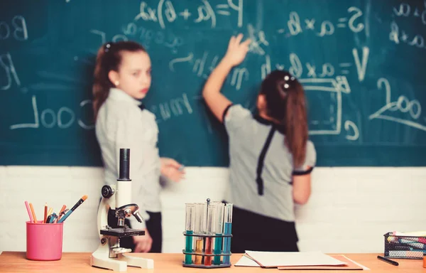 Liten vetenskapsman arbetar med Mikroskop. Biologi lektion. Tillbaka till skolan. vetenskapliga experiment i kemilaboratorium. Kemi forskning. Små flickor i skolan Lab. Kemi utbildning — Stockfoto