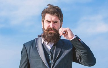 Sakallı adam. bıyık ile acımasız beyaz hipster. Gökyüzüne karşı iş adamı. Geleceğin başarısı. resmi moda. Sakalı olgun hipster. Çevik iş. Kendine güvenen bir işadamı. başlangıç iş