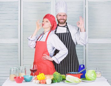 Mutfakta takım çalışması. Birkaç yemek yemeği. Kadın ve sakallı adam mutfak ortakları. Lezzetli bir aile yemeği. Çiftler birlikte pişirme nedenleri. Eşiniz ile yemek ilişkileri güçlendirebilir