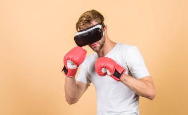 Acı yoksa kazanç da yok. Modern bir alet. Boks antrenmanı. Sanal gerçeklikte boks. Dijital spor başarısı. Boks maçı. gelecekteki yenilikler. VR gözlüklü adam. Futuristik oyun. İnsanlar yeni teknolojiler kullanıyor.
