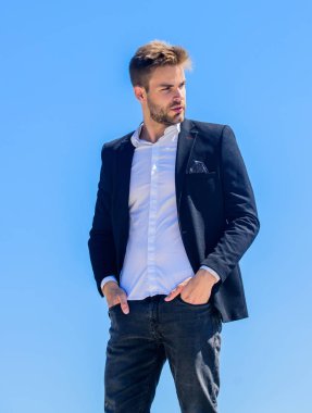 Seksi maço adam. Erkek bakımı. Kendine güvenen iş adamı Yakışıklı bir manken. Başarı kavramı. Gökyüzü arka planı. resmi erkek modası. Modern yaşam tarzı. Sakallı adam iş stili. çevrimiçi iş