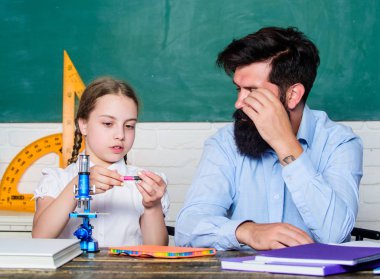 Daha fazlasını başarmak için birlikte çalışın. Çocuğa bilimi anlatmak. Büyüleyici bir ders. Öğretmen ve liseli kız. Sakallı öğretmen mükemmel bir pedagog. Pedagog yetenekleri. Yetenekli pedagog