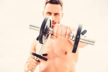 Egzersiz konsepti. Sağlıklı bir vücutta sağlıklı bir zihin. Dambılla egzersiz icra eden kaslı bir adam. Halter egzersizi. Harika olmaya cesaret edin. Sporcu güçlü pazı triceps. Jimnastik egzersizi. Egzersiz fitness spor