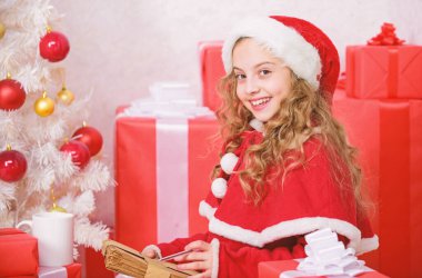 Mektubu Noel Baba için. Dilek listesi. Kız küçük tutun kalem ve Kağıt Noel ağacı yazılı mektup yakınındaki çocuk. Yıl boyu iyi kızdı. Çocuk Noel Baba'ya mektup yazar. Çocuk Noel Baba kostüm inanıyorum mucizesi