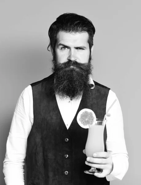 Uzun sakallı, bıyıklı, yakışıklı ve şık saçlı bir adam. — Stok fotoğraf