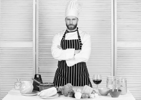 Bantning och vitamin. kulinariska rätter. Ekologisk vegetarisk. i restaurang, Uniform. professionell Matlagning i köket. skäggiga man älskar hälsosam mat och vin. hälsosam mat bara. Köksartiklar — Stockfoto