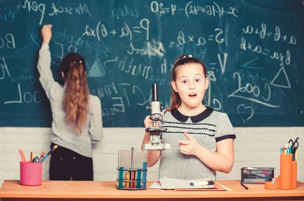 Confiante nas suas pesquisas. experimentos científicos em laboratório de química. Lição de biologia. Raparigas no laboratório da escola. Educação Química. Pesquisa de química. Pouco cientista trabalha com microscópio — Fotografia de Stock