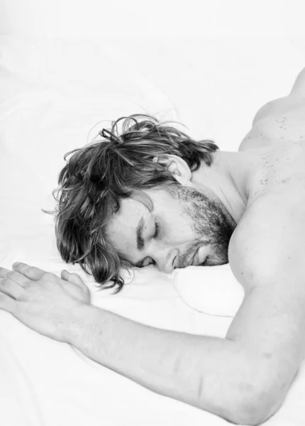 Απλές συμβουλές για να βελτιώσετε τον ύπνο σας. Ο τύπος γενειοφόρος macho χαλαρώσετε πρωί. Σύνολο χαλαρώσουν έννοια. Ελκυστική macho man χαλαρώστε και νιώστε άνετα. Ύπνου αξύριστος πρόσωπο γενειοφόρος άνδρας Χαλαρώστε ή μόλις ξυπνήσει — Φωτογραφία Αρχείου