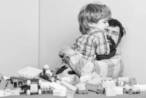 Somos familia. edificio de la casa con constructor colorido. Un niño pequeño con papá jugando juntos. feliz ocio familiar. desarrollo infantil. padre e hijo juegan. concepto de desastre. lío casero. lío en la vida — Foto de Stock