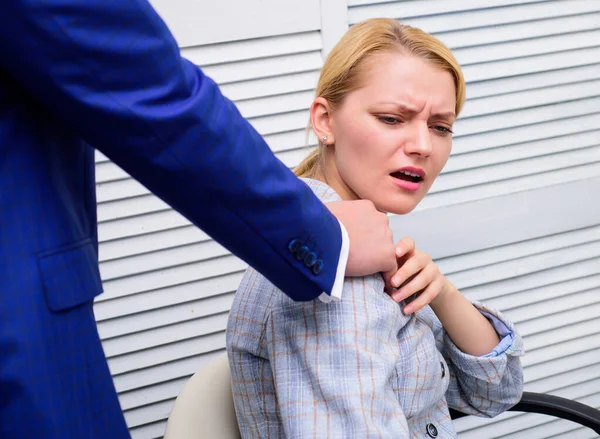 Dire non aux agressions sexuelles sur le lieu de travail. La secrétaire de bureau de la femme souffre de harcèlement sexuel. les droits des femmes. Patron homme comportement inacceptable employé subordonné. Des relations interdites au travail. Ne me touche pas — Photo