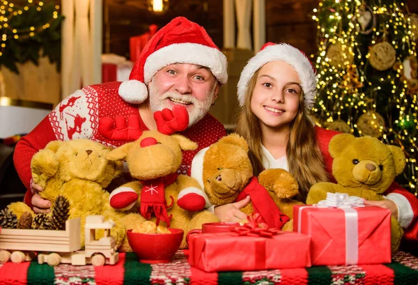 素晴らしい一日だった休日の週末サンタとの小さな女の子。クリスマスの幸せと喜び子供への贈り物だ新年明けましておめでとう家にいた祖父と孫です父と娘はクリスマスが大好きです — ストック写真