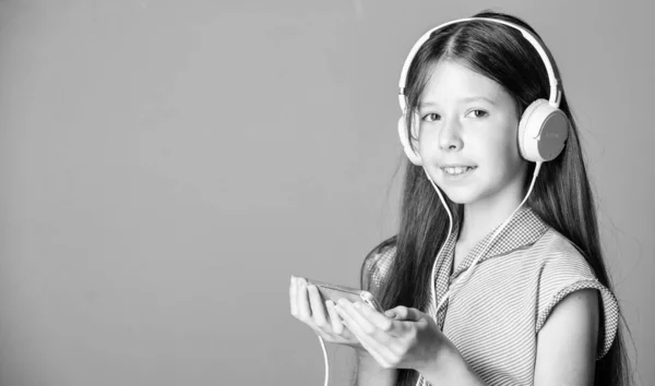 Contenido educativo. Estudia inglés con clases de audio. Chica escuchar música modernos auriculares y teléfonos inteligentes. Escucha gratis. Suscripción musical. Disfruta del concepto musical. Aplicación de música. Audio libro —  Fotos de Stock